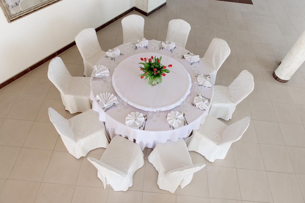 Hotel & Restauracja Okraglak Checiny  Ngoại thất bức ảnh