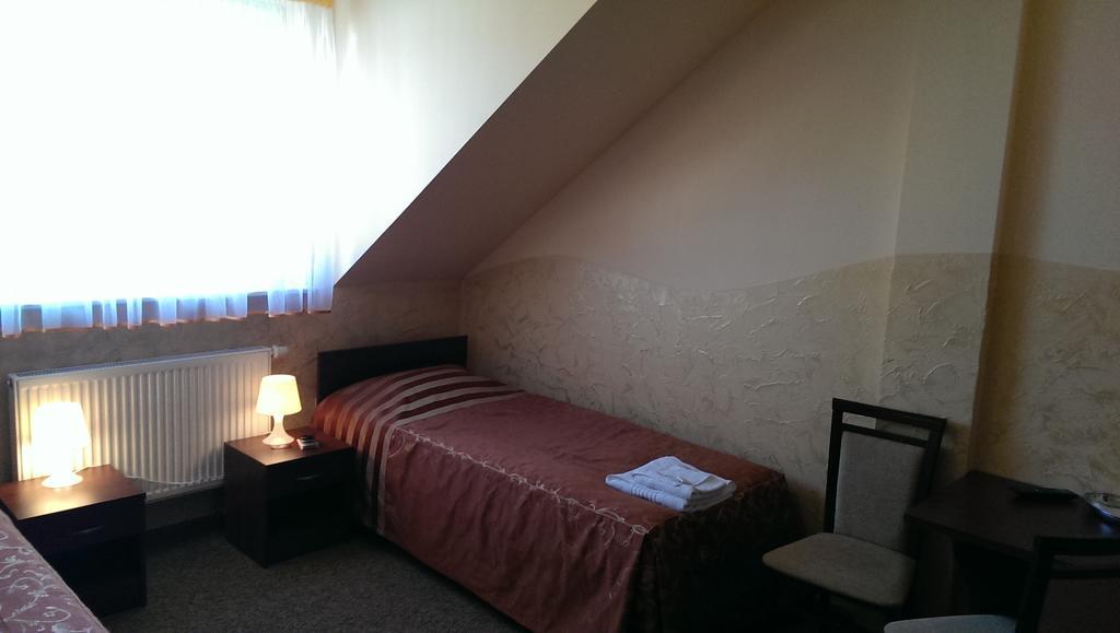 Hotel & Restauracja Okraglak Checiny  Ngoại thất bức ảnh
