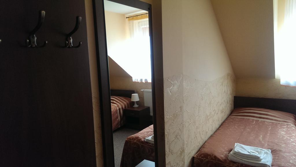 Hotel & Restauracja Okraglak Checiny  Phòng bức ảnh