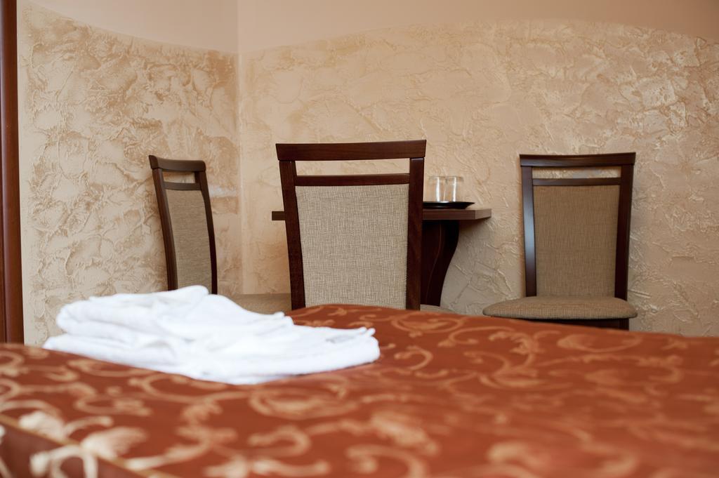 Hotel & Restauracja Okraglak Checiny  Ngoại thất bức ảnh